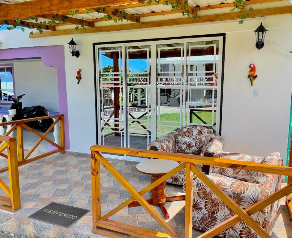 Posada Villa Bryan Rocky Point Exteriör bild