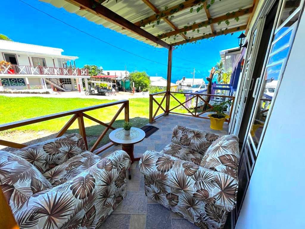 Posada Villa Bryan Rocky Point Exteriör bild